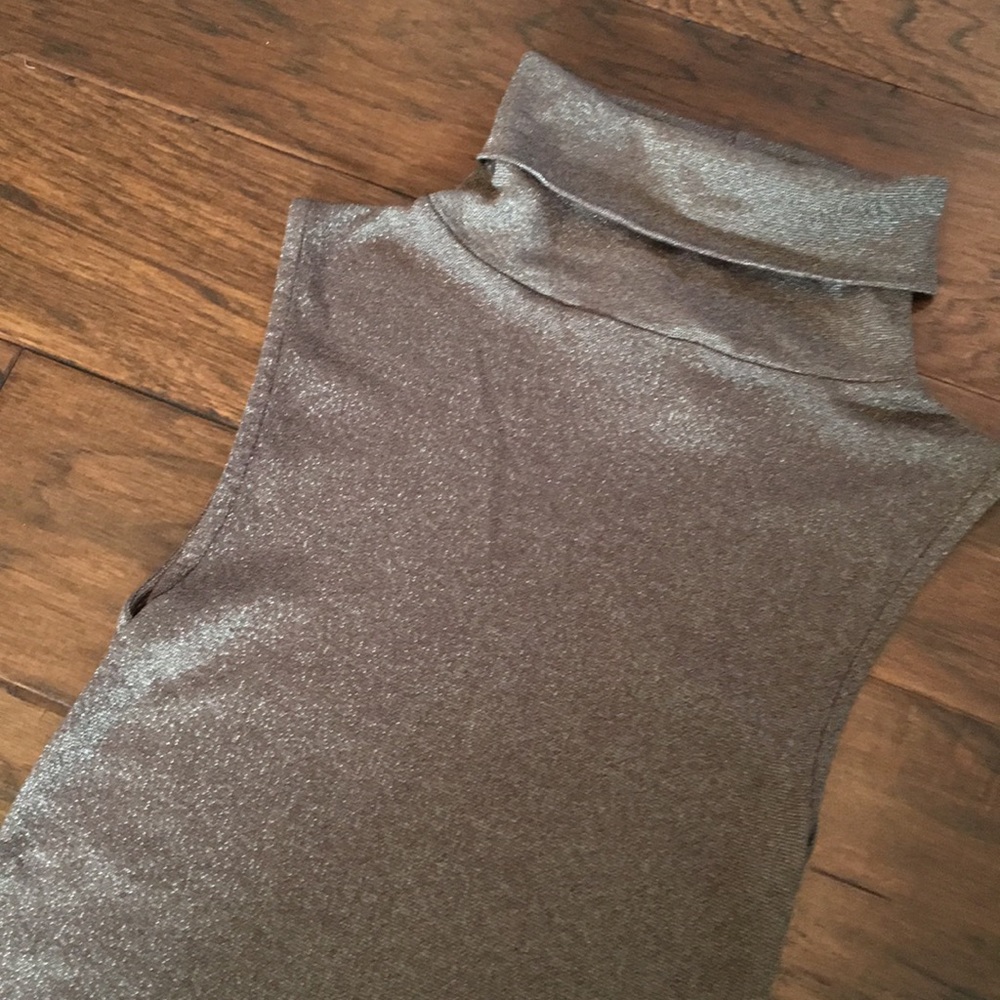 Sleeveless turtleneck